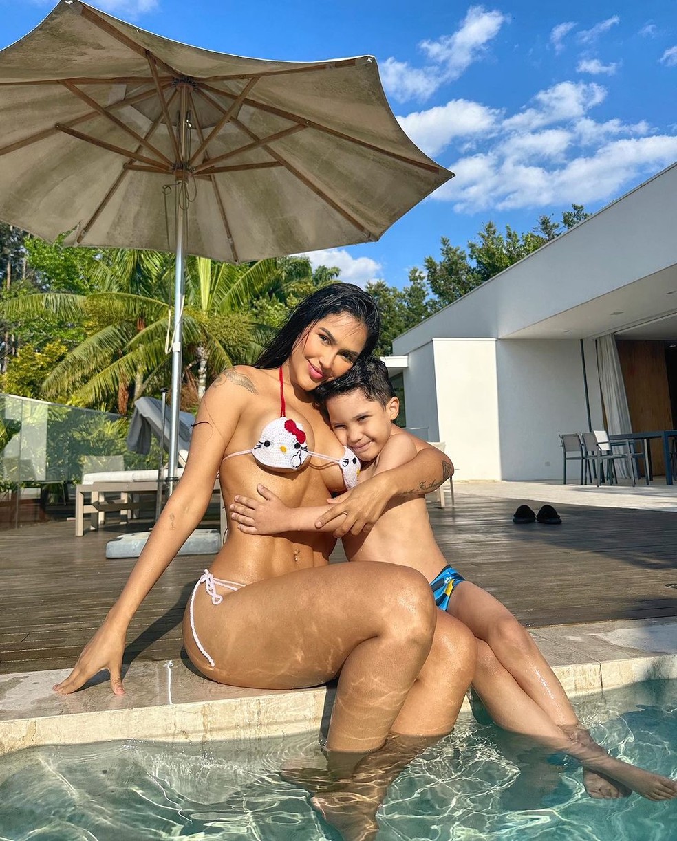 Flay posa com o filho na piscina e se derrete: 'Somos sempre você e eu' — Foto: reprodução/instagram