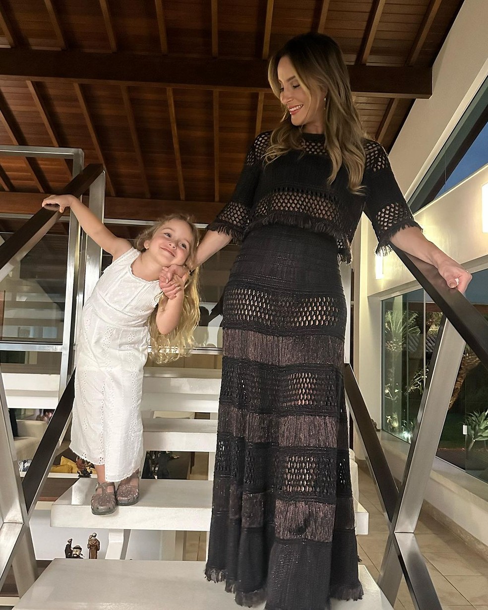 Claudia Leitte elegeu look vazado para celebrar aniversário com a família — Foto: Reprodução Instagram