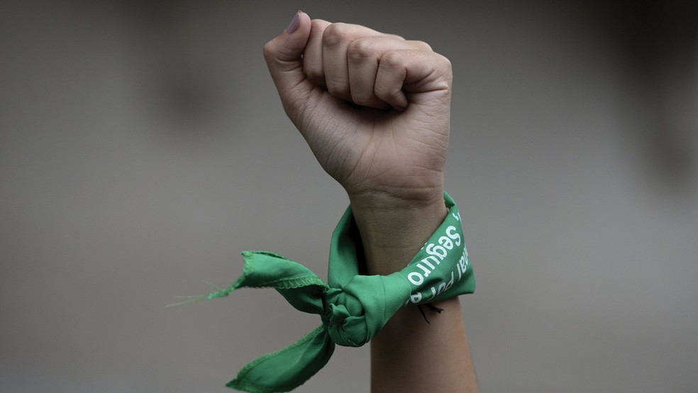 Punho cerrado de ativista envolto em lenço verde, em Buenos Aires, em 2020 — Foto: Getty Images