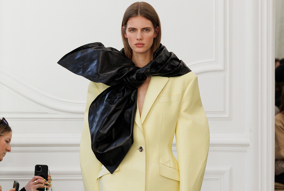 givenchy-po-f25-005.jpg