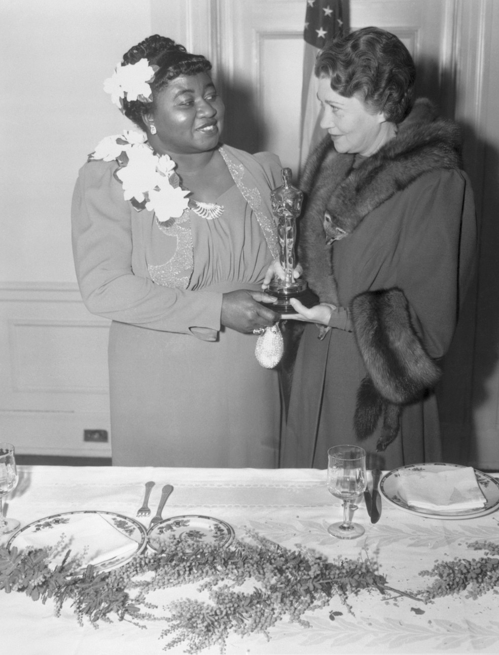 1940 -  Hattie McDaniel, à esquerda, é a primeira mulher negra a receber um Oscar - o de melhor atriz coadjuvante, pelo filme '... E o Vento Levou' — Foto: Getty