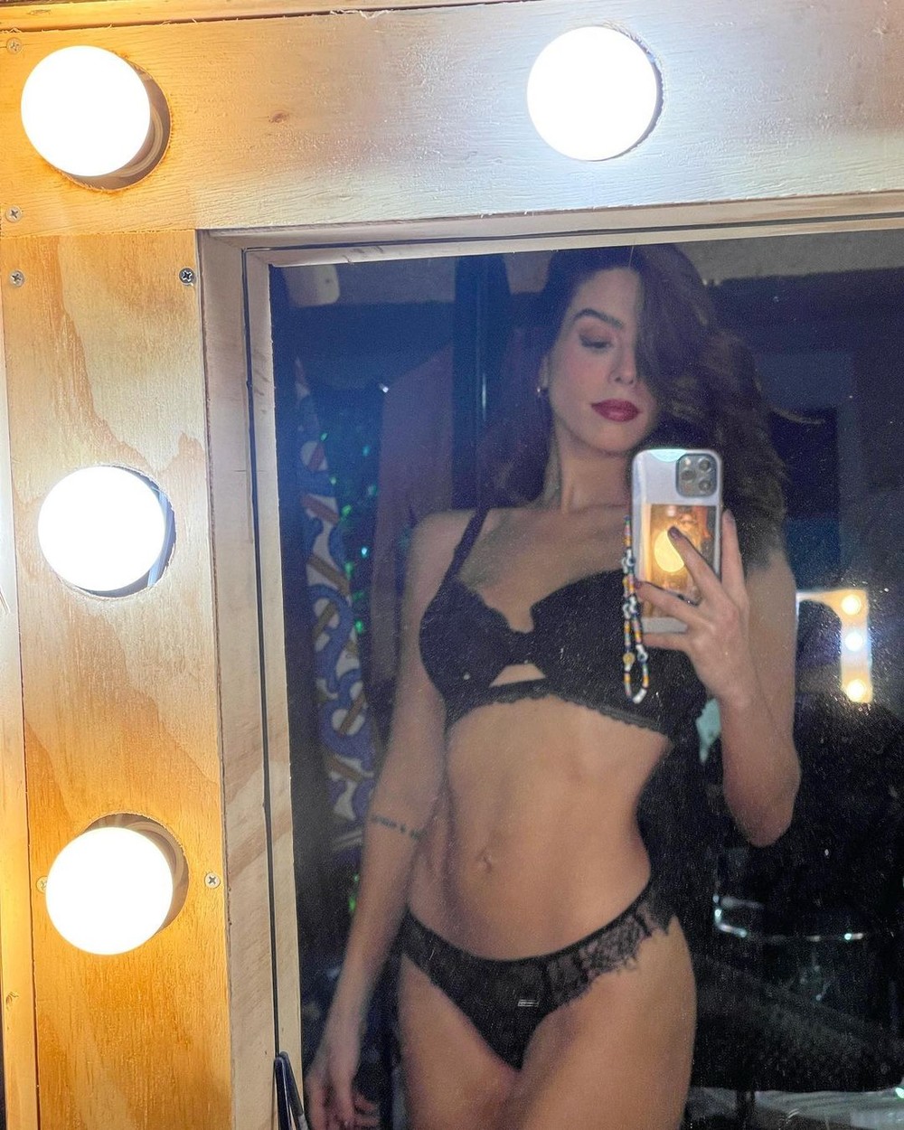 Giovanna Lancellotti compartilha imagens de bastidores vestindo lingerie e chorando