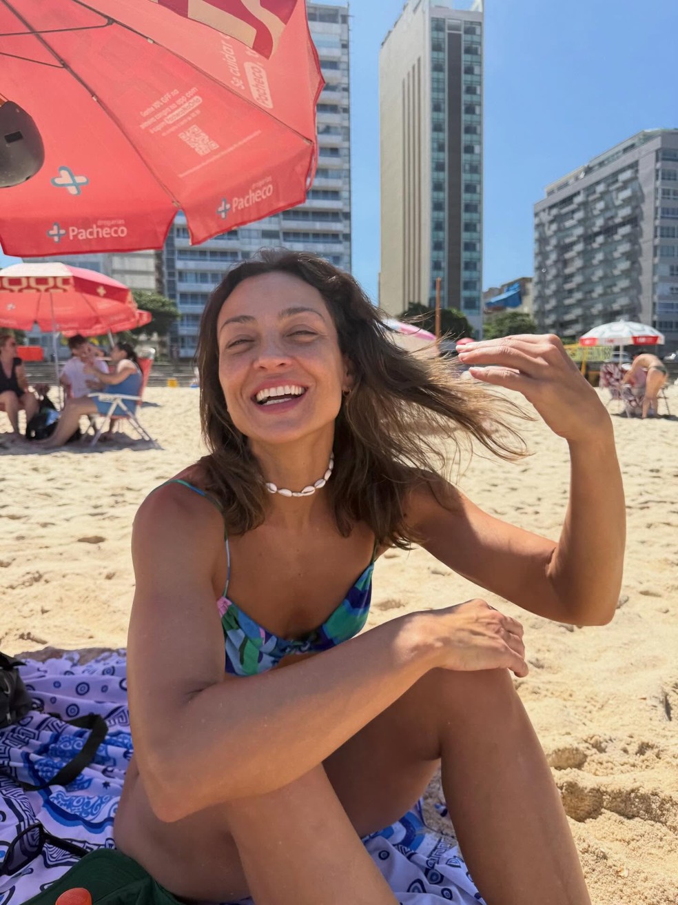 Marcelo Faria vai à praia com a namorada — Foto: Reprodução/Instagram