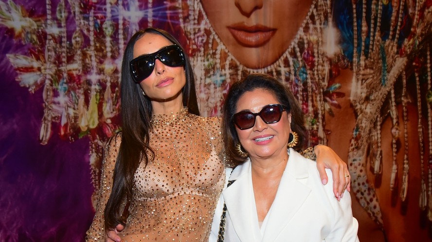 Sabrina Sato chegou à exposição 'A Alta Costura no Carnaval' da Rio Fashion Week com a mãe, Kika Sato