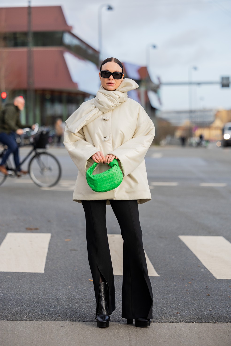 10 looks com bota para o trabalho — Foto: Getty Images