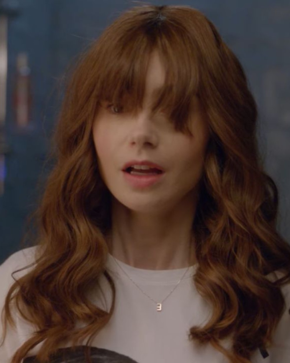 Emily Cooper corta a própria franja na 3ª temporada de 'Emily em Paris' — Foto: Reprodução / Netflix 'Emily em Paris'