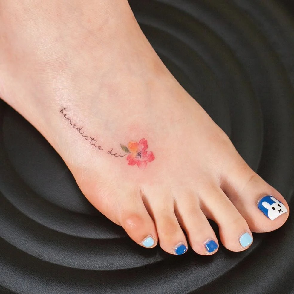 Tatuagem no pé feminina: inspirações delicadas e até minimalistas para ...