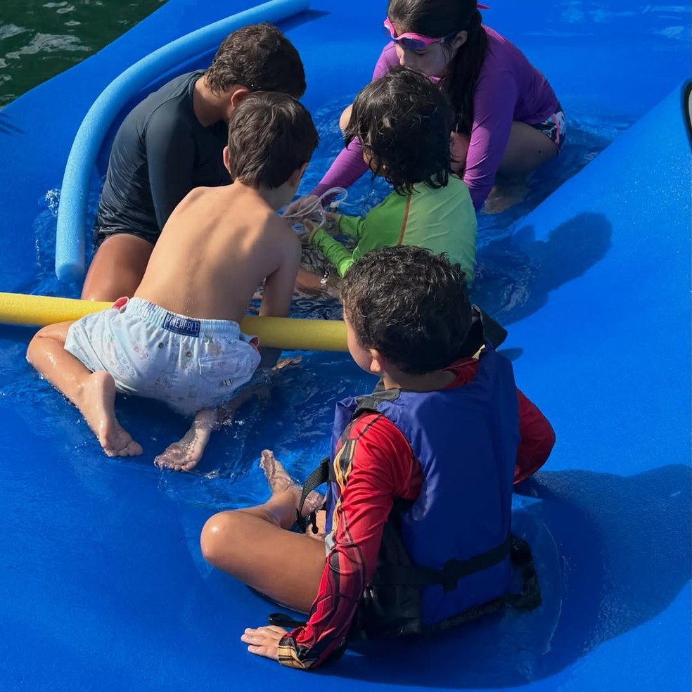 De biquíni, Sthefany Brito exibe a barriguinha da gravidez e curte momento tranquilo com a família — Foto: Reprodução/Instagram