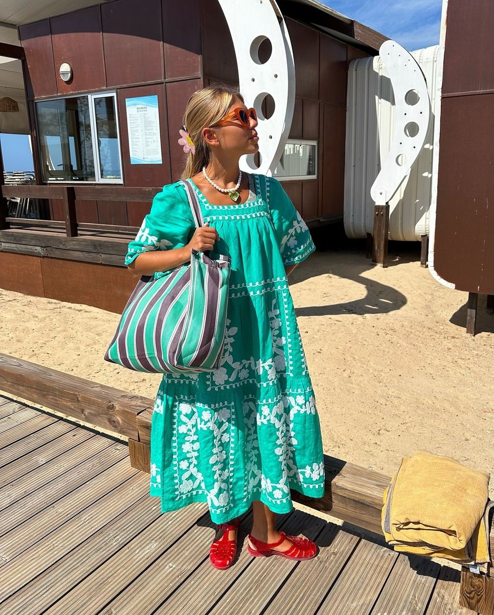 Look colorido com sandália de borracha — Foto: Reprodução/Instagram @ritamontezuma