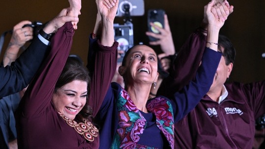 'Não chego sozinha. Todas nós chegamos', diz Claudia Sheinbaum, em discurso após se tornar primeira mulher presidente do México