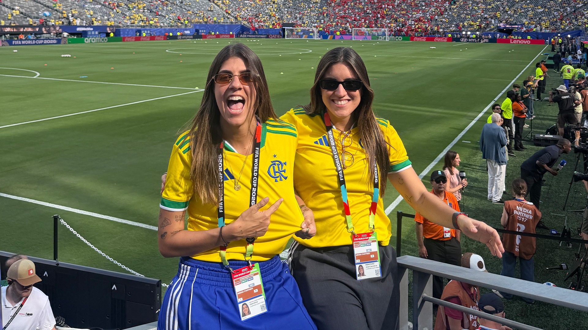Quem são as Carolixas, casal que vai levar bola oficial a campo em jogo do Brasil na Copa do Mundo