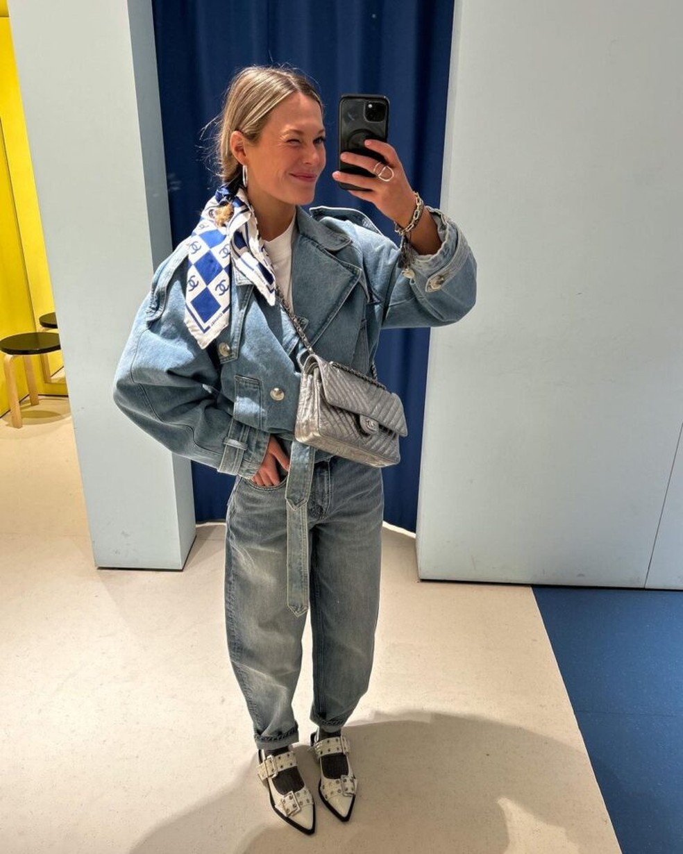 Uma das formas mais clássicas de usar o all denim é combinar peças no mesmo tom de jeans — Foto: Reprodução/Instagram @tinvcb