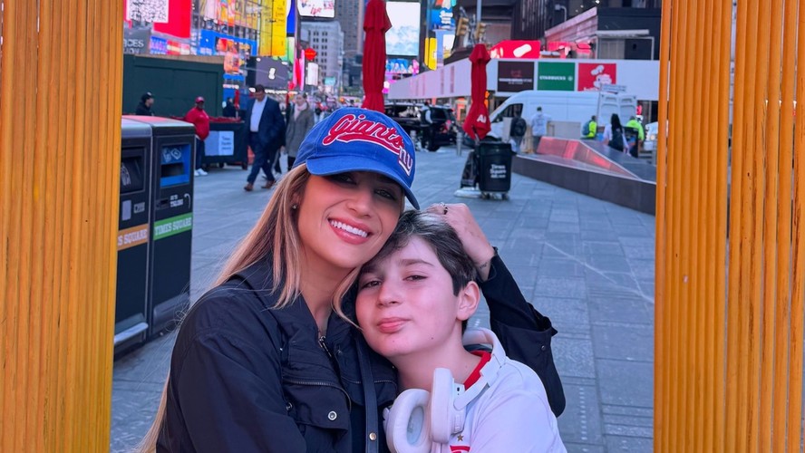 Neto de Leonardo e filho de ator se chora ao conhecer NY: 'Ficou emocionado'