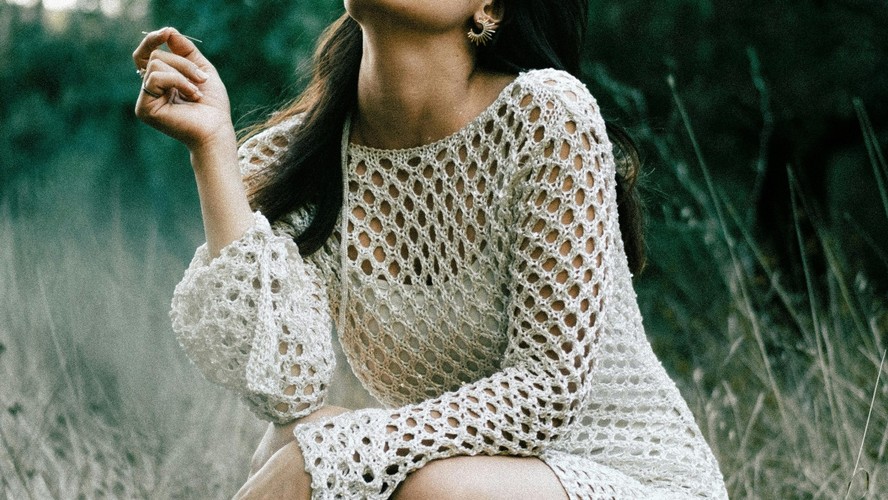 O vestido de crochê de tramas bem abertas pode ser usado por cima de top e hot pants ou como uma saída de praia mais elegante na mala de férias