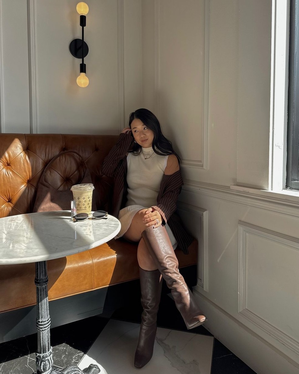 As botas marrons também podem ser peças-chaves para criar um look mais elegante e sofisticado, perfeito para ambientes de trabalho ou ocasiões formais — Foto: Reprodução/Instagram @stylishwitht