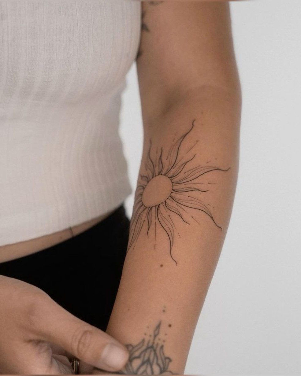 Braço: Um sol radiante, simbolizando o brilho natural de Leão. — Foto: Reprodução/Pinterest