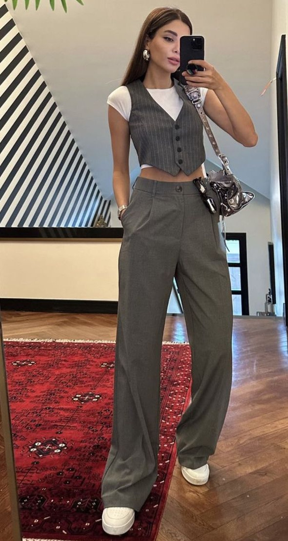 Que tal combinar calça de alfaiataria com outras peças do mesmo modelo? — Foto: Reprodução/Pinterest @didemtkn88