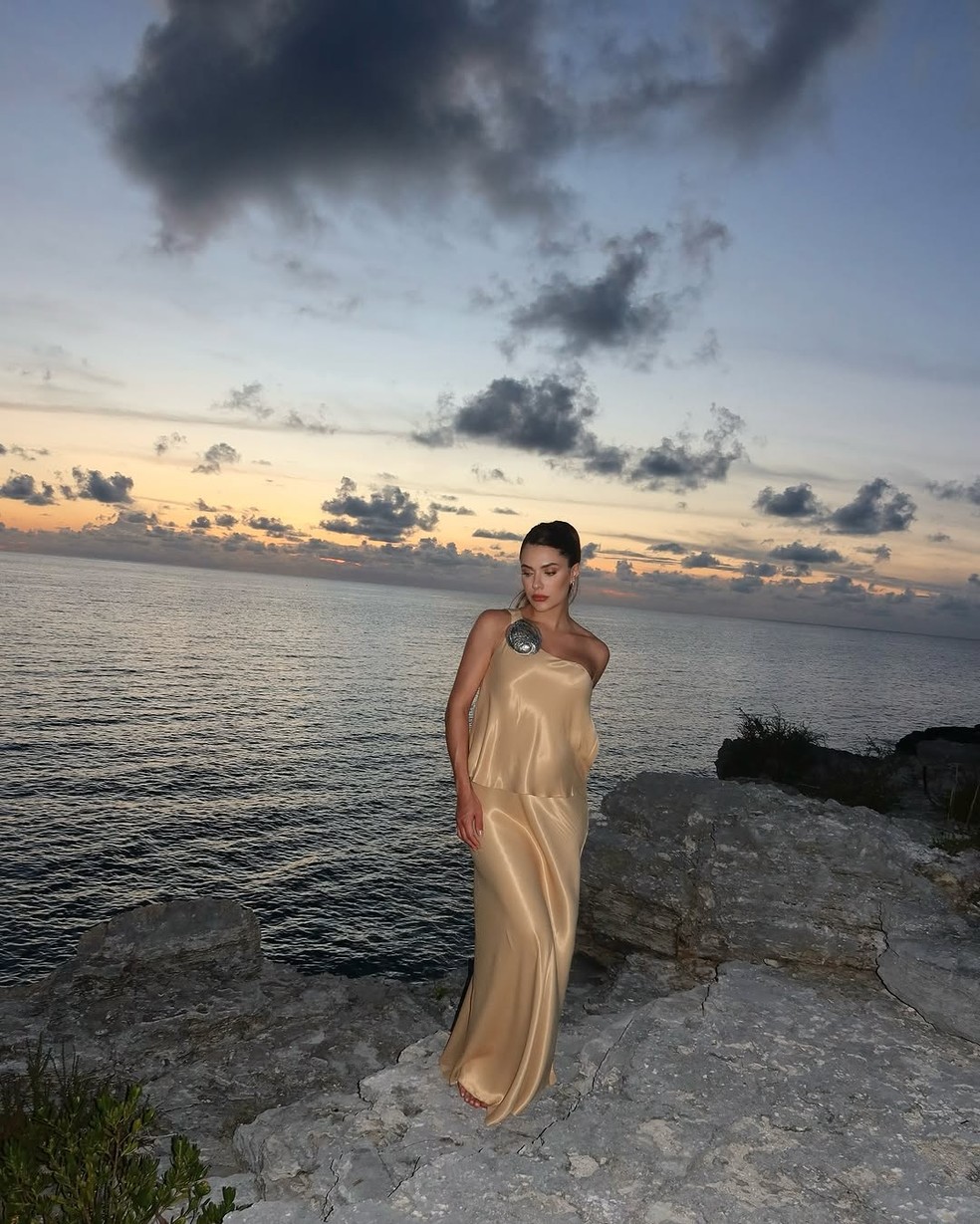 Jade Magalhães grávida com conjunto acetinado — Foto: Reprodução/Instagram @ajademagalhaes