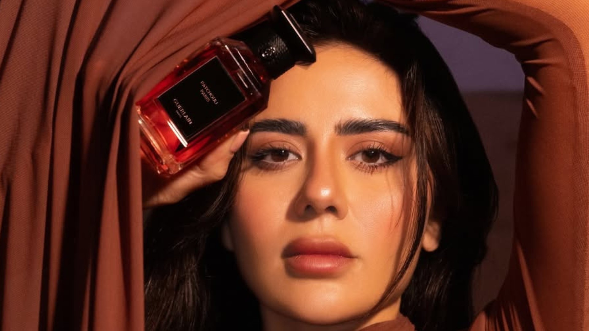 5 perfumes ambarados, envolventes e perfeitos para usar em dates