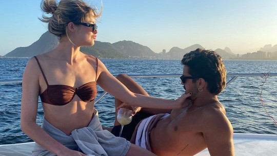 Agatha Moreira posta cliques com o namorado Rodrigo Simas e brinca: 'Parece fofo'