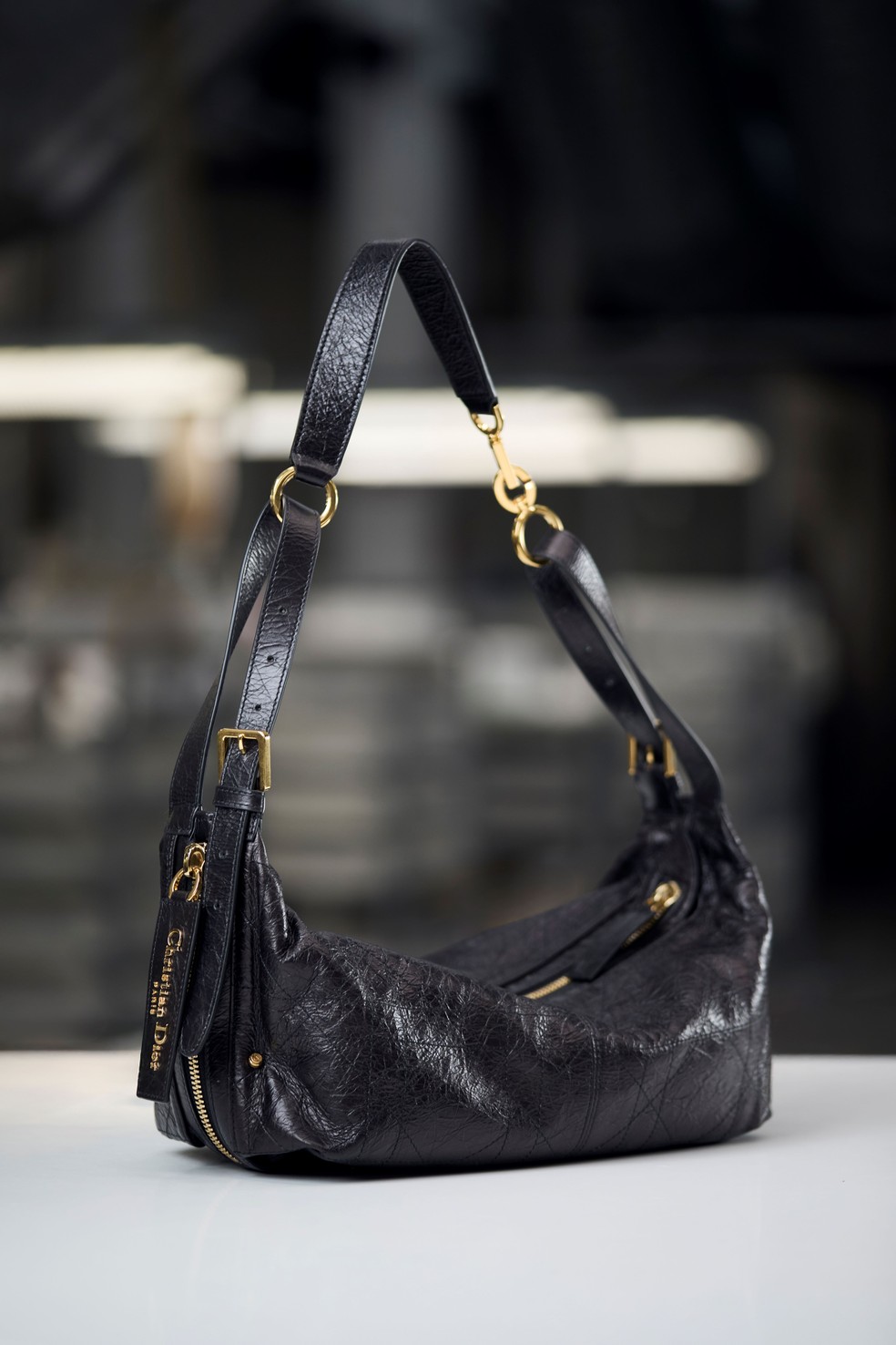 Savoir faire: confecção da bolsa DJourney, da Dior — Foto: Divulgação