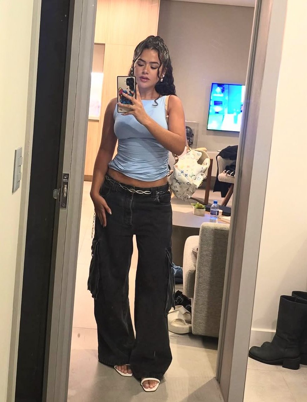 Maisa transforma look elegante com calça cargo jeans — Foto: Reprodução / Instagram @maisa