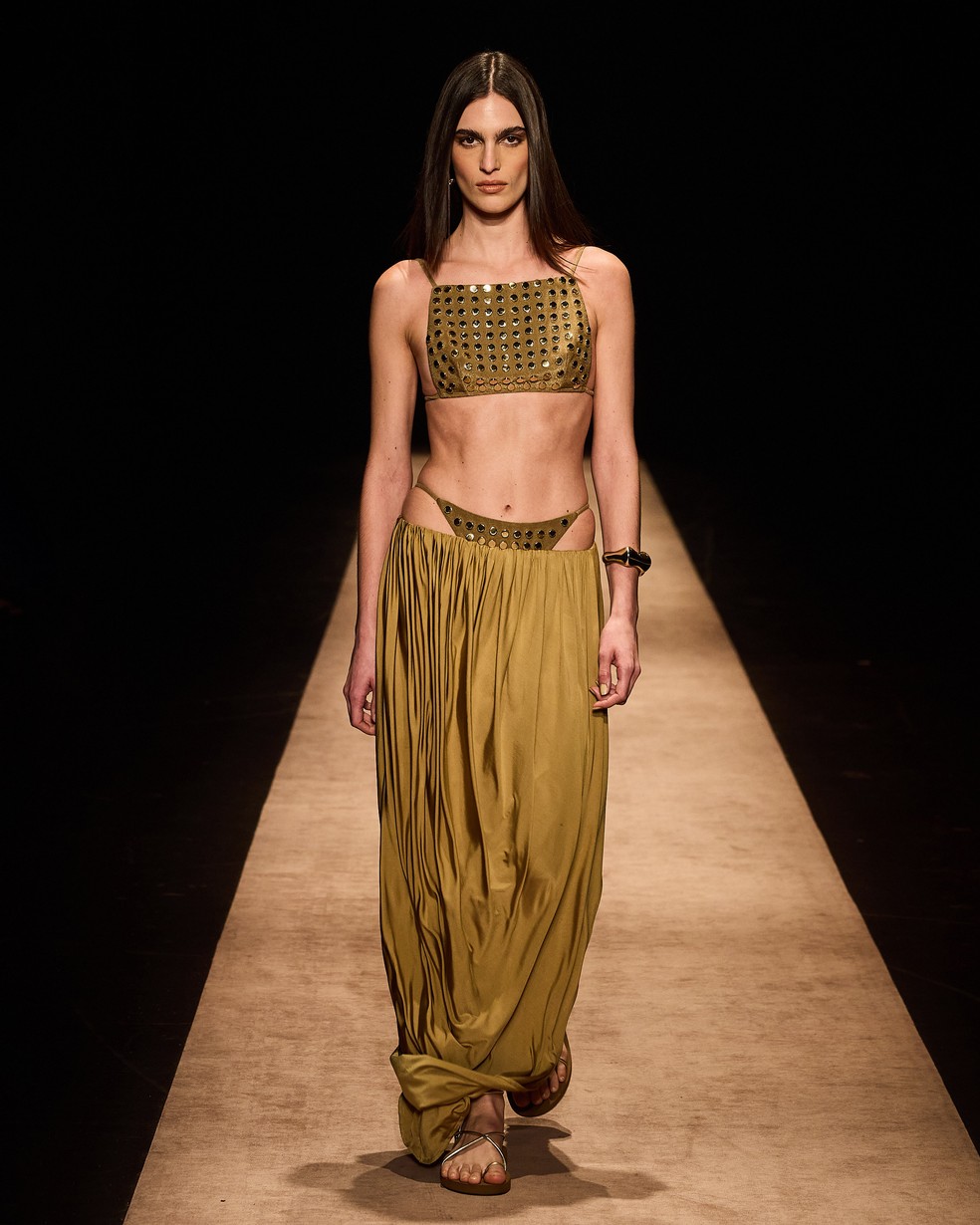 Desfile Água de Coco, coleção Códigos, com beachwear e alfaiataria — Foto: Divulgação