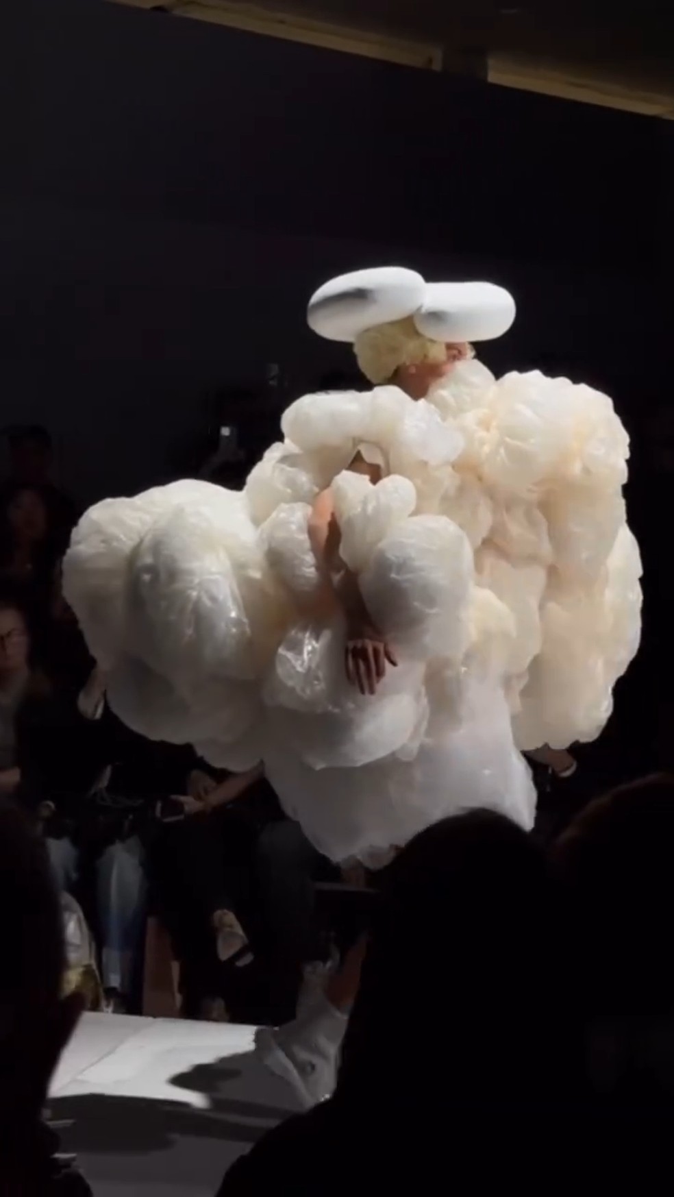 Comme des Garçons faz desfile dramático e impactante na Paris Fashion Week — Foto: Reprodução/ Marie Claire Itália
