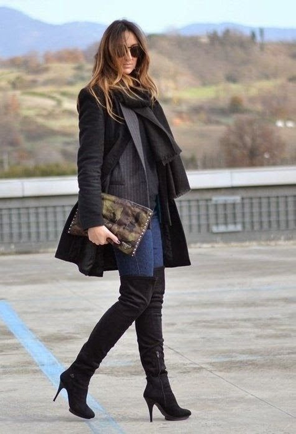 Invista no grande clássico e cria um look com bota over preta para lá de especial. — Foto: Reprodução/Pinterest @alinebrodbeck