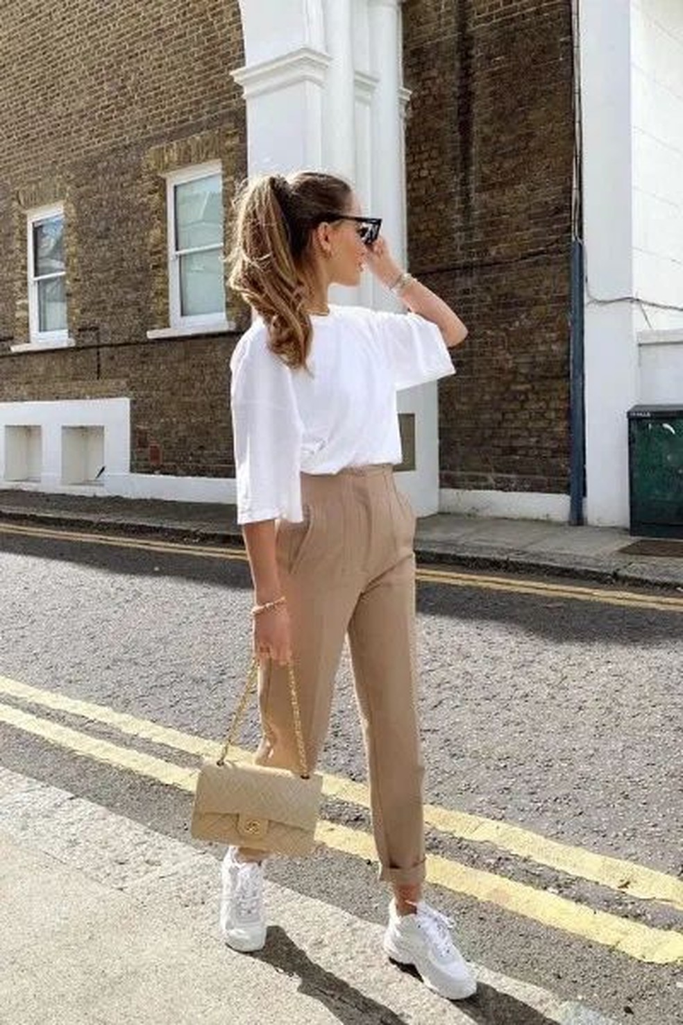 Para destacar ainda mais o seu look com tênis branco e alfaiataria, adicione acessórios que complementem o estilo — Foto: Reprodução/Pinterest @garotatecontotudo