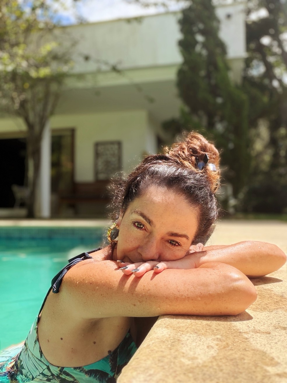 Claudia Ohana posa de maiô ao curtir piscina — Foto: Reprodução/Instagram