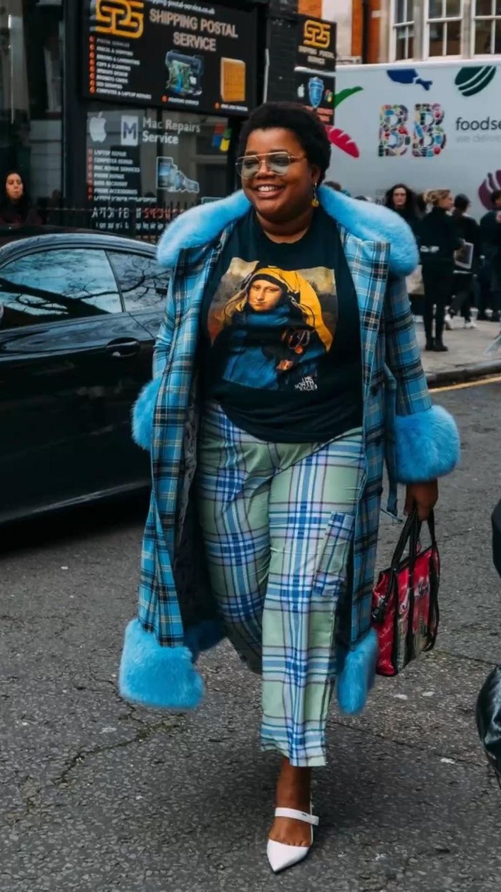 Para quem ama um visual marcante, peças coloridas são muito bem vindas no look para jantar a noite, tornando a composição memorável e única. — Foto: Reprodução/Pinterest @Justfashionjan