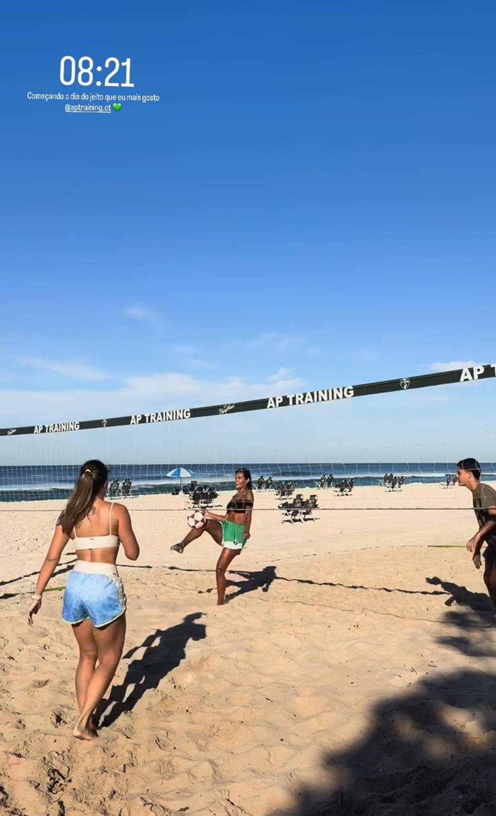 Pocah compartilhou o treino de futevôlei na praia — Foto: Reprodução/ Instagram