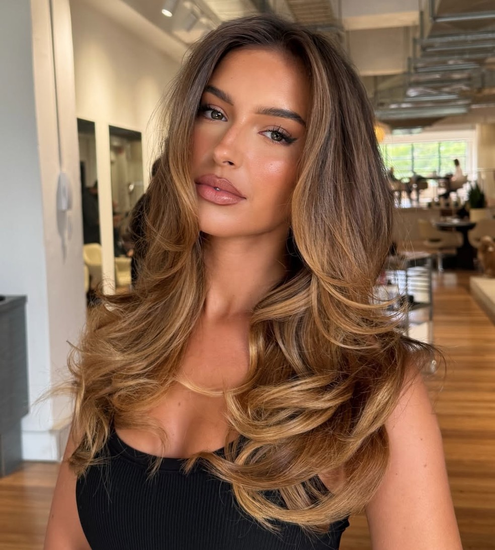 4 dicas para fazer a escova volumosa dos anos 90 em casa — Foto: Reprodução Instagram @danewakefieldhair