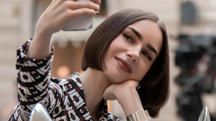 Lily Collins aposta em chanel curto para a 5ª temporada de 'Emily em Paris'