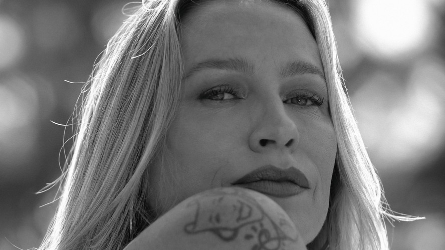 Luana, fotografada em Cascais, onde vive desde 2019: “Aprendi na raça a viver um dia de cada vez”