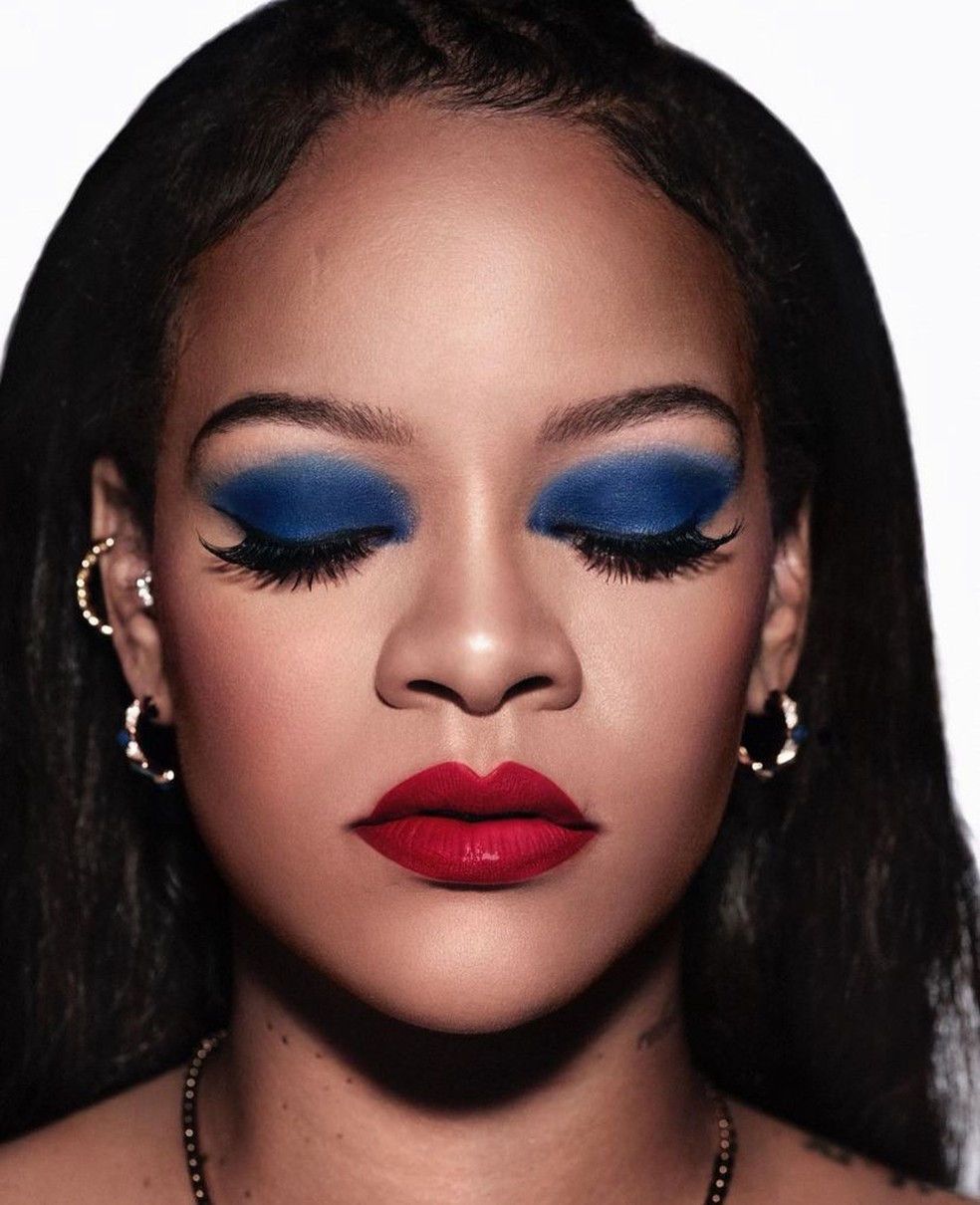 Maquiagem azul pigmentada — Foto: Instagram/@badgalriri