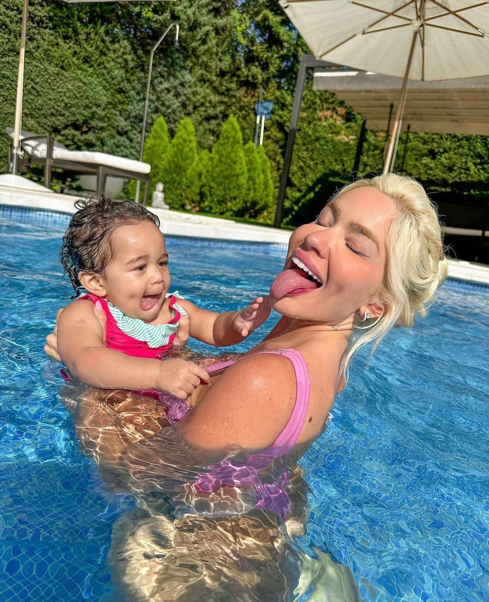 Karoline diverte seguidores ao postar foto mostrando a língua com a filha — Foto: Reprodução/Instagram