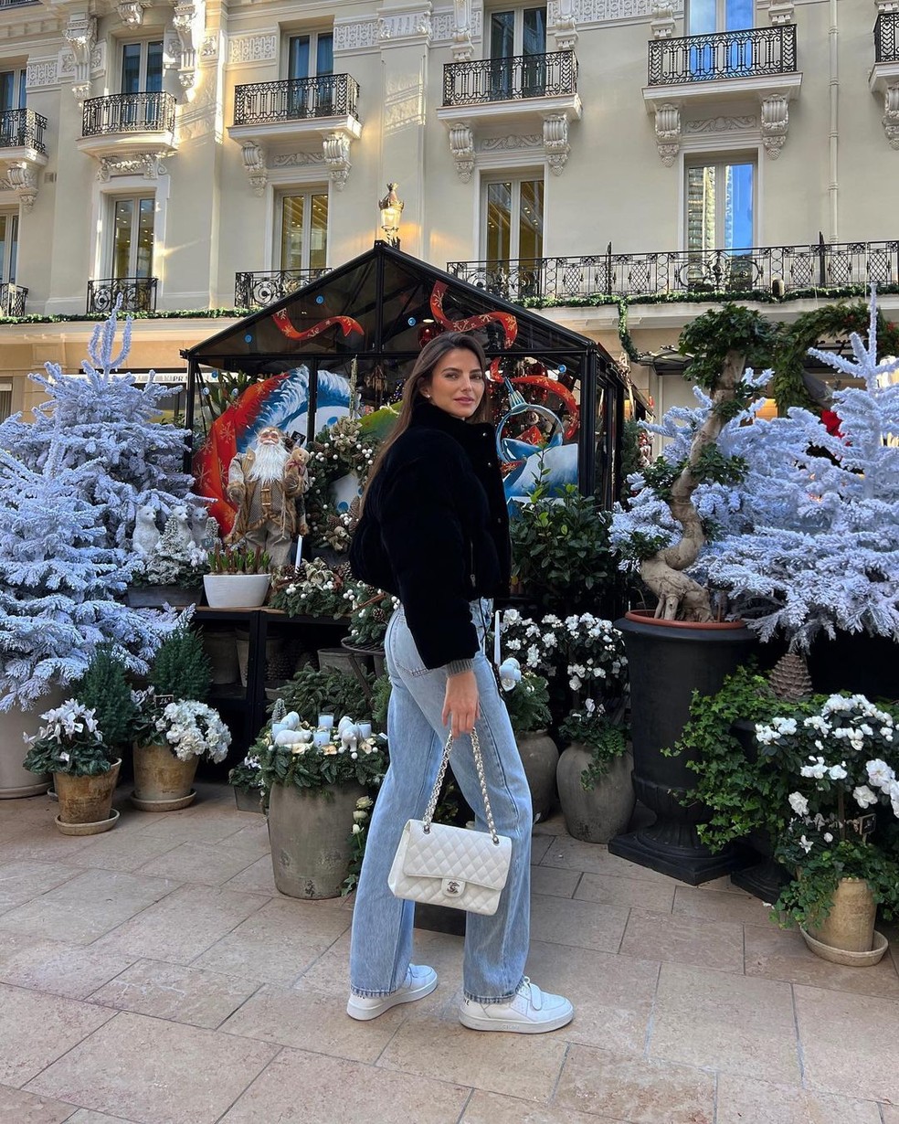 Esse look é a definição de casualidade com um toque de sofisticação, e é ideal para uma infinidade de ocasiões — Foto: Reprodução/Instagram @kellypiquet