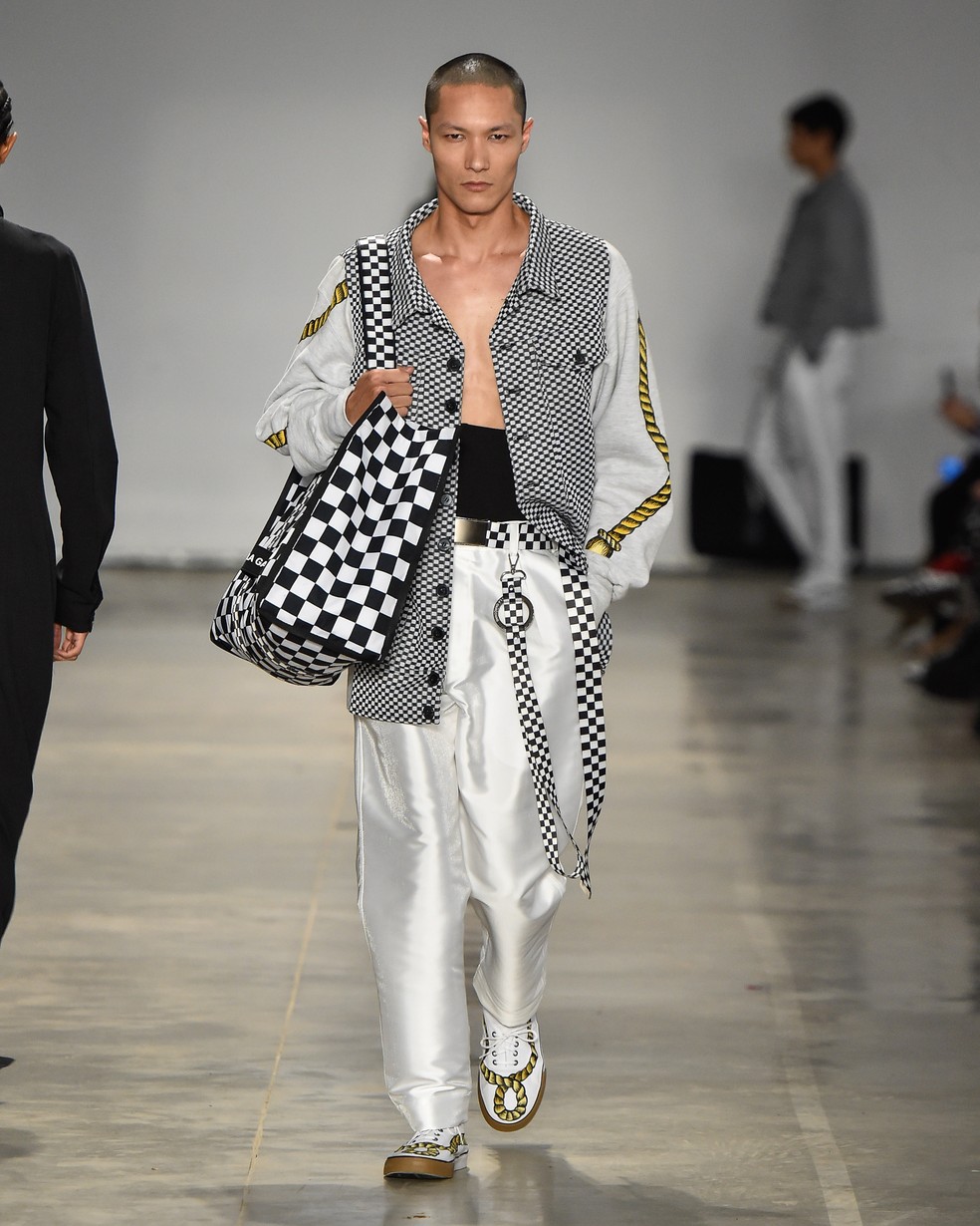 Maxi bolsa no desfile da À La Garçonne no SPFW N58 — Foto: Marcelo Soubhia / @agfotosite