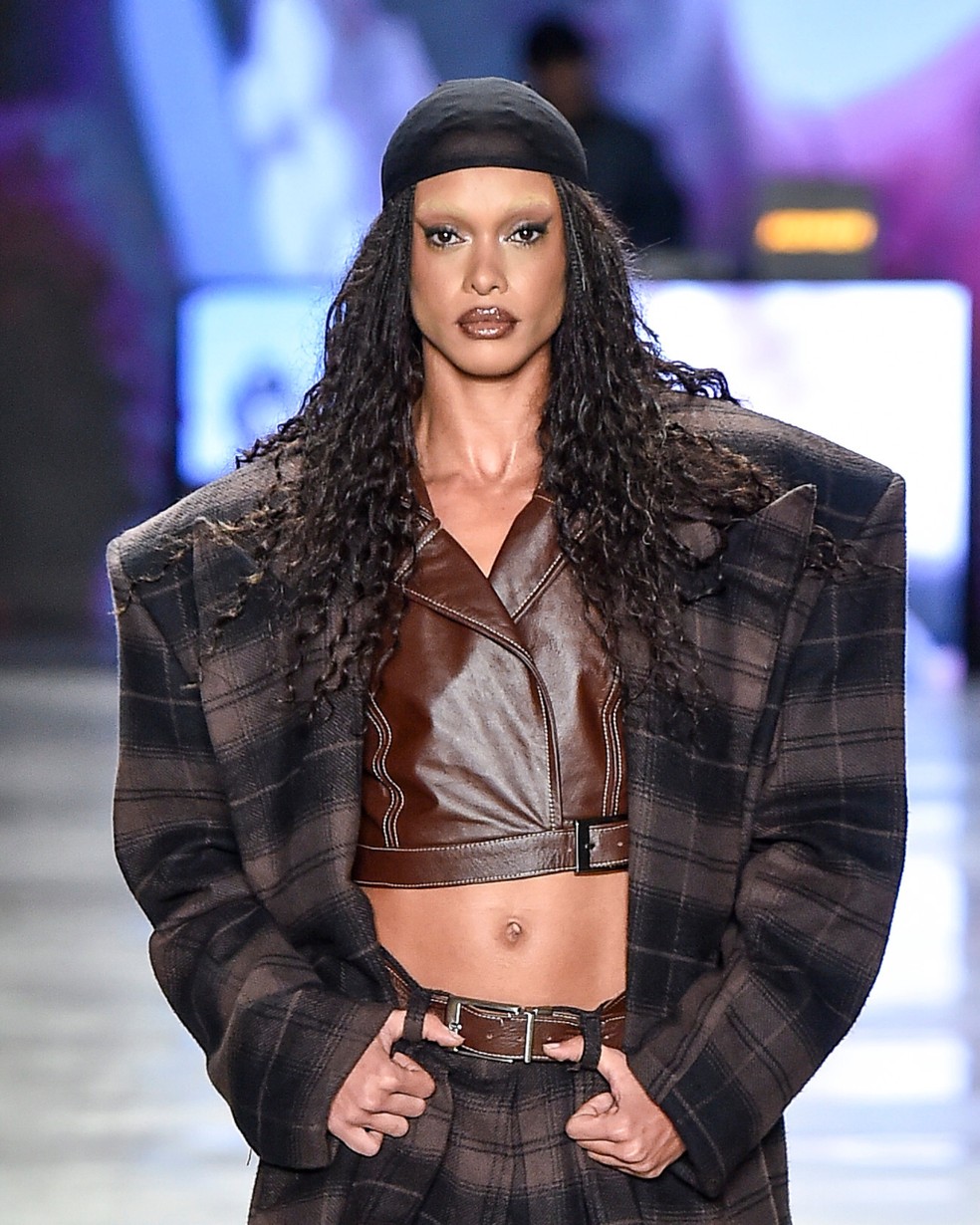 Desfile Dendezeiro SPFW N60, beleza assinada por Gotham — Foto: Agência Fotosite