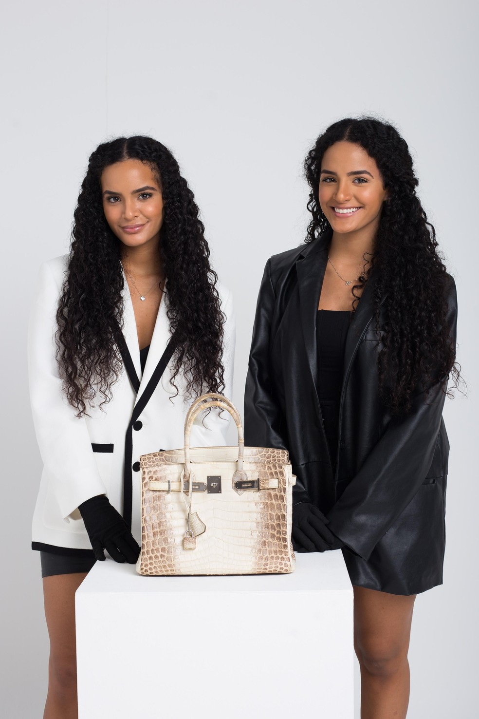 Laura Dornellas é a curadora das bolsas de luxo das famosas e tem ajuda de sua sócia e irmã, Natália — Foto: Reprodução/Instagram (Mimos no Closet)