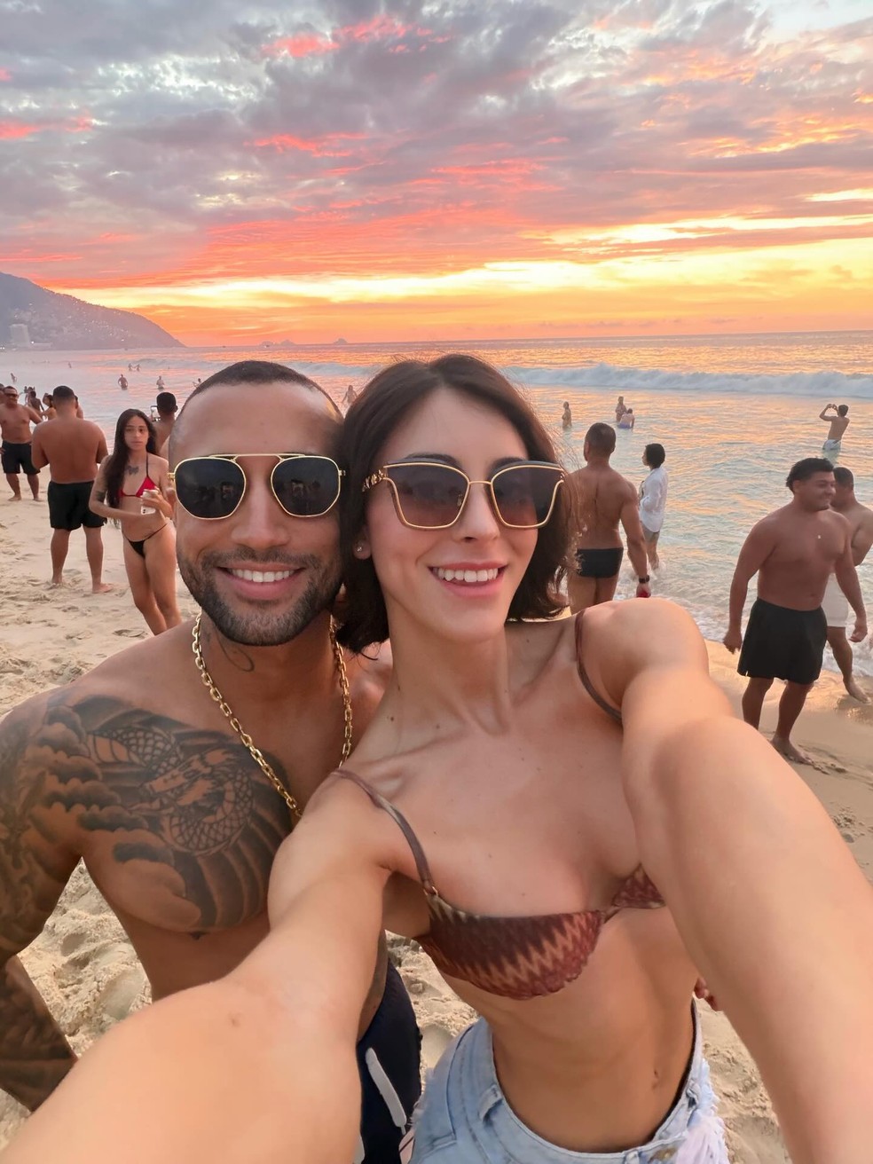Bella Longuinho posa de biquíni ao lado de seu namorado — Foto: Reprodução/Instagram