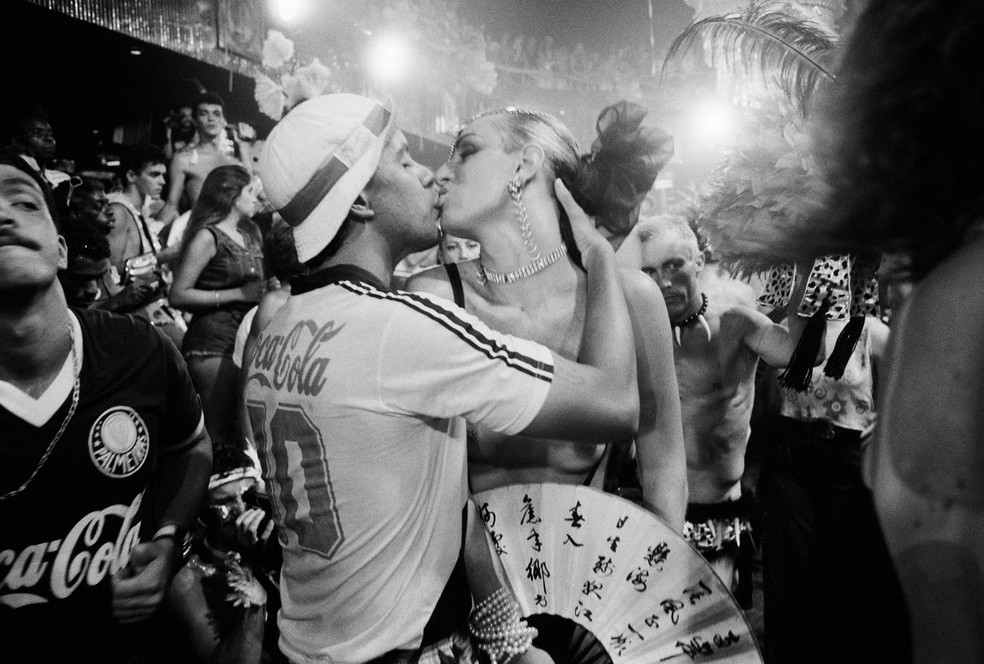 Homem e mulher se beijam no Carnaval do Rio de Janeiro, em fevereiro de 1991 (Imagem que ilustra o que é o Carnaval brasileiro) — Foto: Getty Images