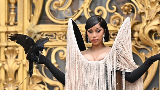 Cardi B surge com corvo de verdade no desfile de alta-costura da Schiaparelli; veja mais celebridades