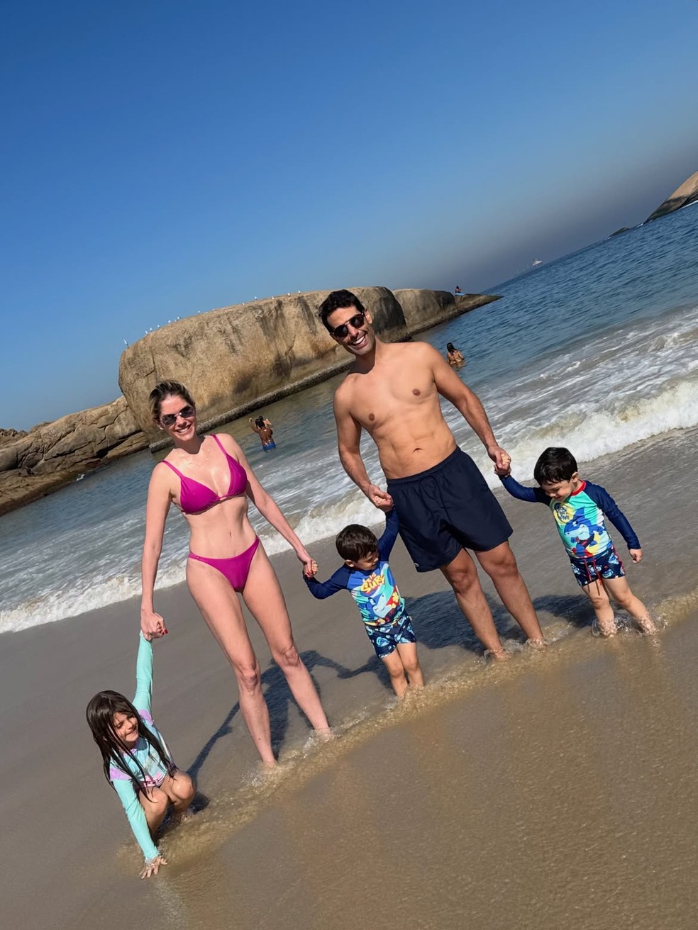 Bárbara Evans e Gustavo Theodoro com os filhos — Foto: Reprodução/ Instagram @barbaraevans22