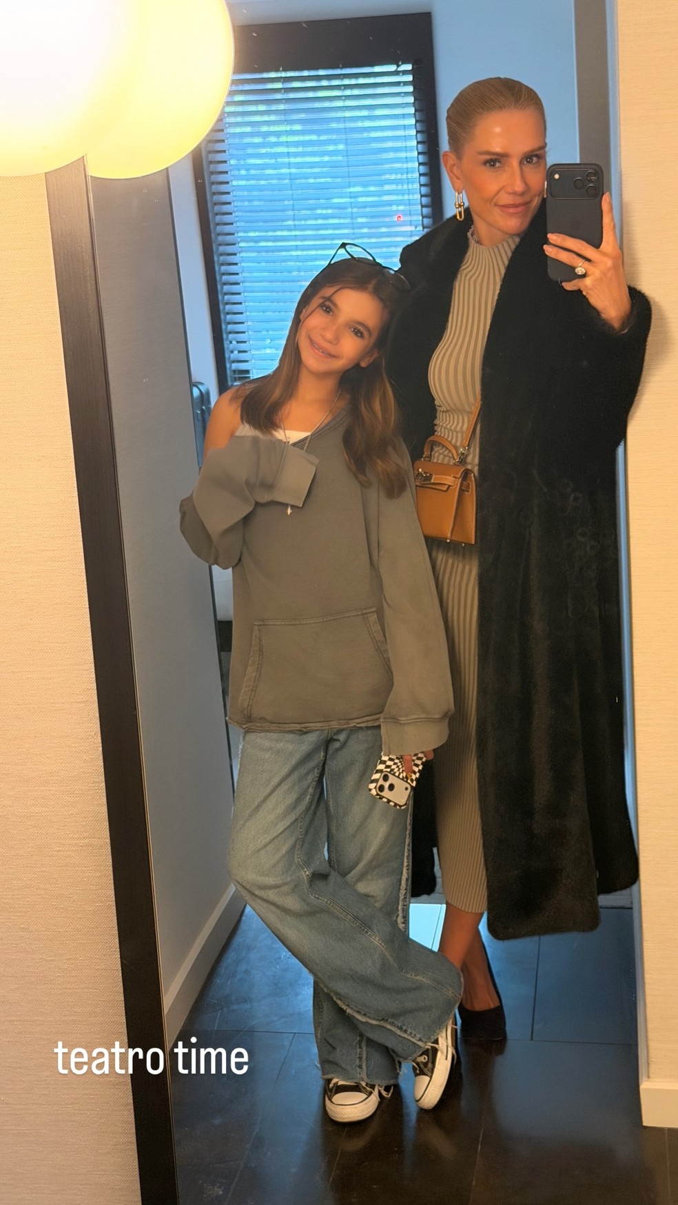 Deborah Secco posou com a filha, Maria Flor, de 10 anos — Foto: Reprodução/Instagram