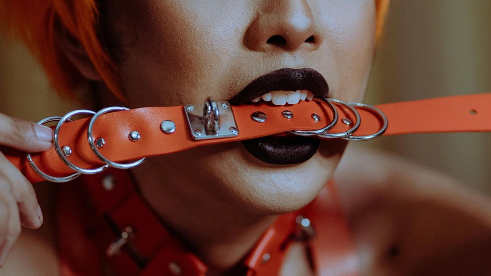 O que é ser brat dentro do BDSM? Descubra o significado — Foto: Pexels