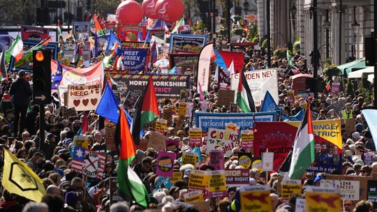 500 mil: organizadores dizem que protesto nas ruas de Londres contra a extrema-direita bateu recorde 500 mil: organizadores dizem que protesto nas ruas de Londres contra a extrema-direita bateu recorde