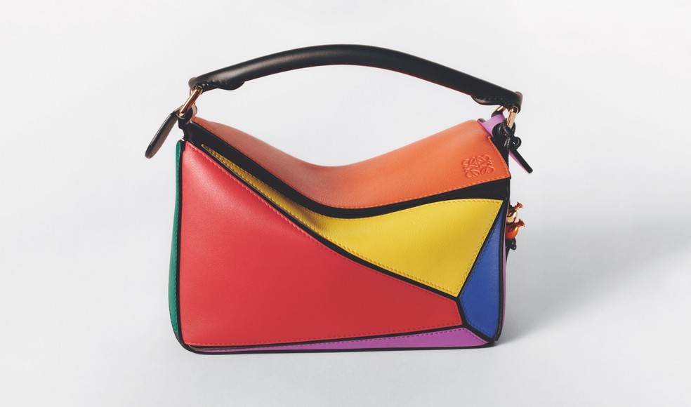 Loewe celebra 10 anos da icônica Puzzle Bag — Foto: Divulgação